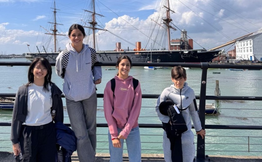 pupils in front of an harbour and ship