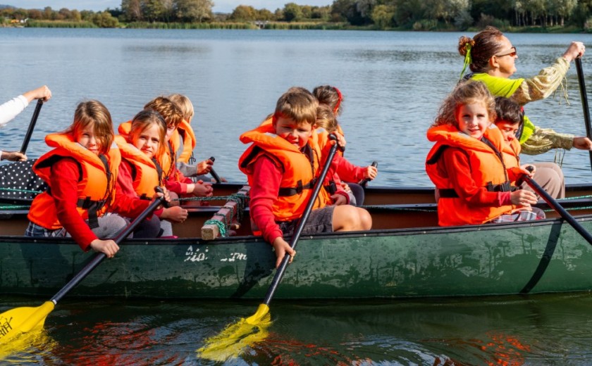 children canoeing on the lake